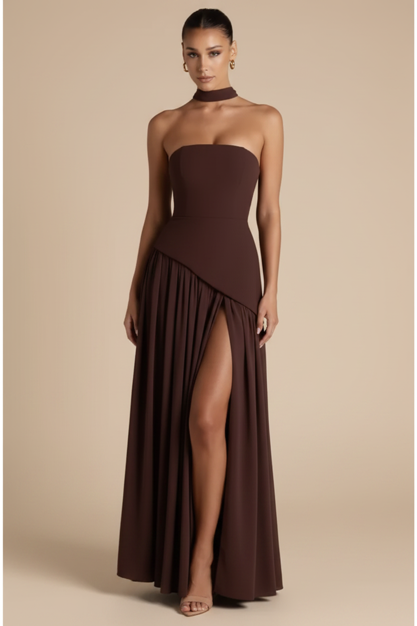 Valeria – Vestido Maxi Strapless Abertura Elegante Marrón