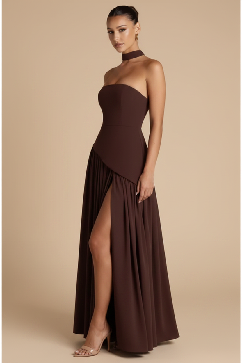 Valeria – Vestido Maxi Strapless Abertura Elegante Marrón